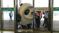 Maskot Olimpiade Beijing, Bing Dwen Dwen, mencoba masuk melalui pintu untuk memasuki pusat media utama di Olimpiade Musim Dingin 2022, (24/1/2022), di Beijing. (AP Photo/Jae C.Hong)