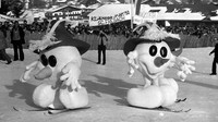 Manusia salju, maskot Olimpiade Musim Dingin 1976 di Innsbruck, muncul di Kitzbühel, Austria, (28/1/1975), selama acara ski lereng Piala Dunia. (Foto AP)