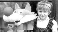 Amela Dizdar, 3, berpose dengan replika maskot Olimpiade Musim Dingin bernama Vucko di Sarajevo pada tahun 1984. Maskot tersebut adalah ciptaan Joze Trobec, seorang pelukis akademis dari Kranj di Slovenia. (Foto AP/Bob Sayang)