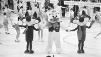 Vucko si serigala, simbol Olimpiade musim dingin XIV di Yugoslavia Sarajevo, menari dengan Howdy si beruang yang akan menjadi simbol Olimpiade Musim Dingin berikutnya, yang akan diadakan di Calgary, Alberta, (19/2/1984), pada upacara penutupan untuk pertandingan di Sarajevo. (Foto AP)