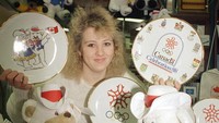 Allison McAbe dibingkai oleh semua jenis suvenir di toko Calgary, Alberta, (7/2/1988). (AP Photo/Michel Lipchitz)