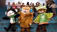 Maskot untuk Olimpiade Musim Dingin Vancouver 2010, dari kiri, Miga, Quatchi dan Sumi berpose untuk fotografer setelah debut mereka kepada siswa di Surrey, British Columbia, (27/9/2007). (Jonathan Hayward/The Canadian Press via AP)