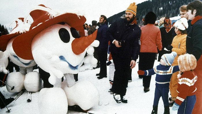 Potret Maskot Olimpiade Musim Dingin dari Masa ke Masa A snowman, mascot of the 1976 Winter Olympics in Innsbruck, greets children in Kitzbuhel, Austria, during the world downhill ski events, January 1975. (AP Photo)