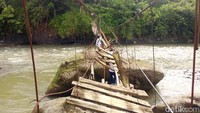 Meski beberapa warga sempat terpeleset dan nyaris terjatuh dari jembatan setinggi 15 meter dengan panjang 100 meter, namun mereka tetap menggunakan akses yang ekstrem tersebut.