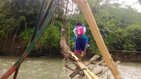 Banyak siswa dari jenjang pendidikan SMP, SD, bahkan PAUD yang setiap harinya harus melewati jembatan tersebut.