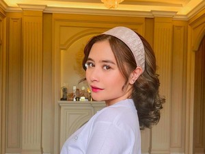 Punya Kebun di Rumah, Prilly Latuconsina Asyik Panen Terong