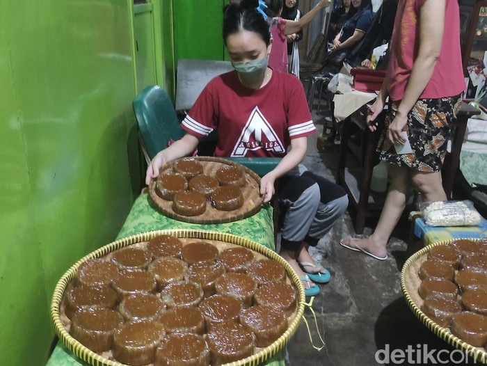 Imlek identik dengan kue keranjang atau nian gao. Di Sidoarjo ada Tok Swie Giok (82) yang menjadi produsen kue keranjang.