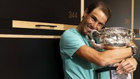 Sebuah rekor pun diukir petenis kidal berusia 35 tahun itu. Rafael Nadal berarti sudah memenangi 21 titel Grand Slam, jumlah terbanyak di antara petenis putra mana pun di era Terbuka sekaligus mengungguli Roger Federer dan Novak Djokovic, yang sama-sama mengumpulkan 20 titel Grand Slam. AP/Fiona Hamilton