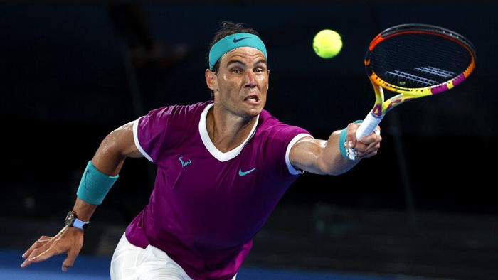 Rafael Nadal Salip Federer dan Djokovic Jadi Raja Grand Slam Rafael Nadal of Spain celebrates his win over Daniil Medvedev of Russia in the men's singles final at the Australian Open tennis championships in Melbourne, Australia, early Monday, Jan. 31, 2022. (AP Photo/Hamish Blair)