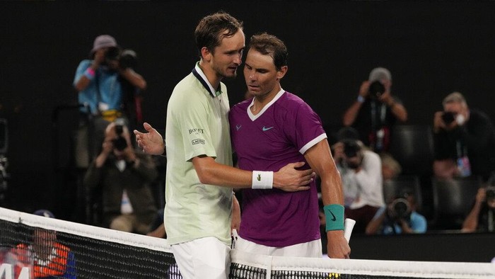 Rafael Nadal Salip Federer dan Djokovic Jadi Raja Grand Slam Rafael Nadal of Spain, right, embraces Daniil Medvedev of Russia after defeating him in the men's singles final at the Australian Open tennis championships in Melbourne, Australia, Monday, Jan. 31, 2022. (AP Photo/Simon Baker)