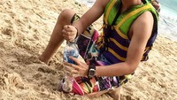 Bermain pasir di pantai, Randa memanfaatkan botol air mineral kosong untuk diisi dengan pasir. Bintang sinetron Jagoan-jagoan Katropolitan ini sedang liburan di pantai menghabiskan momen santai. Foto: Instagram @randaseptian