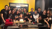  Kumpul bersama teman-temannya, Randa ikut memberikan kejutan untuk temannya yang merayakan ulang tahun. Beberapa buah cake yang dilengkapi lilin pun siap menambah meriah momen ini. Foto: Instagram @randaseptian