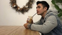 Pria kelahiran 21 September 1994 ini memilih es kopi susu sebagai teman santainya. Sambil duduk sendiri di coffee shop, Randa tersenyum menikmati kopi di tangannya. Foto: Instagram @randaseptian