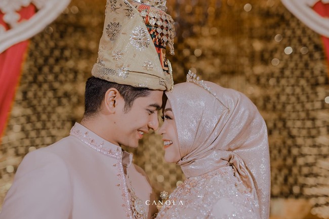 Diketahui Ricis dan Ryan memang hanya berkenalan singkat sebelum akhirnya memutuskan untuk menikah. Dari pernikahan tersebut keduanya telah dikaruniai seorang putri bernama Moana. Foto: Instagram @canolaphoto @hisyam.sajin