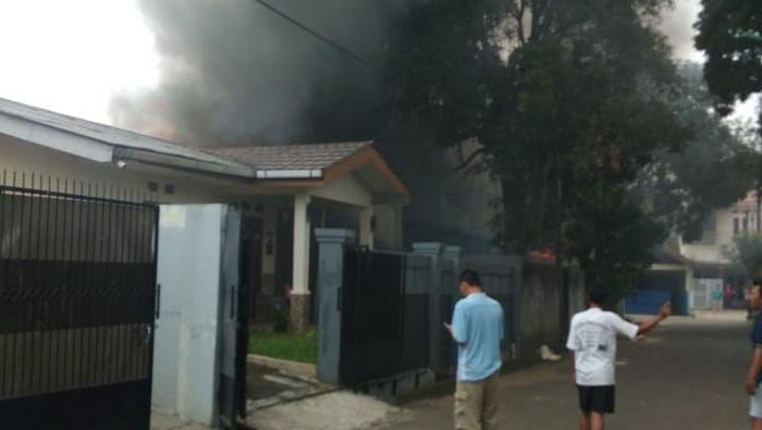 Kebakaran rumah tinggal terjadi di wilayah Joglo, Kembangan, Jakarta Barat (Jakbar). Kobaran api masih terjadi di lokasi kebakaran tersebut.