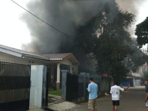 Rumah di Kembangan Jakbar Terbakar, Asap Hitam Membubung