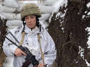 Dibayangi Ancaman Serbuan Rusia, Tentara Wanita Ukraina Siap Tempur