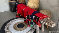 Sementara di bagian dalamnya ada sudut foto yang dihias dengan kerajinan tangan dari NTT. Tak perlu takut dengan jarak yang ada. Karena restoran ini terbilang luas, dan menjalankan protokol kesehatan yang ketat. Jadi makan di tempat pun tetap aman dan nyaman. Foto: detikFood