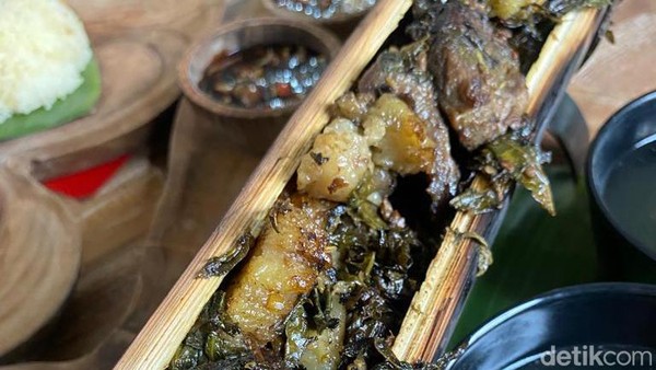 Maknyus! Sei Sapi Gurih Dibakar Dalam Bambu Selama 5 Jam