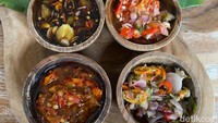 Tentunya makan se’i yang disajikan di dalam bambu tidak akan puas tanpa ada tambahan sambal. Memang di paket se’i sudah dapat sambal kecap. Tapi bagi penggemar pedas, di sini bisa pesan sambal tambahan dengan harga yang murah. Seperti Sambal Matah, Sambal Lu’at daan Sambal Rica yang harganya hanya Rp 3.000 per porsi. Foto: detikFood
