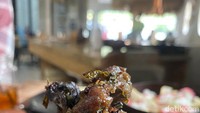 Cita rasa gurih dari dagingnya yang begitu ’smokey’, diseimbangkan dengan daun singkong aromatik yang tidak pahit. Tambahan manis pedas dari sambal kecapnya yang jadi ciri khas di sini juga menambah selera makan. Foto: detikFood