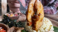 Berbeda dengan se’i sapi yang disajikan dalam bambu. Kalau se’i ayam disajikan di atas piring kayu. Tekstur daging ayam potongan dada, diasap hingga garing namun tidak alot. Tambahan sambal matahnya juga membuat rasa se’i ayamnya semakin gurih pedas dan segar.  Foto: detikFood