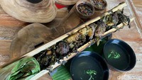 Satu porsi Se’i Dalam Bambu harganya Rp 85.000, bisa disantap untuk dua orang. Menu ini disajikan dengan sambal kecap, kuah kaldu dan kerupuk. Nasinya bisa pilih Nasi Jeruk (Rp 7.000), yang lebih pakem dimakan dengan se’i. Foto: detikFood