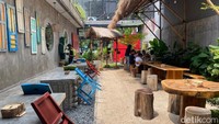 Restoran yang terbilang baru di daerah Tebet ini, berlokasi tak jauh dari stasiun kereta Tebet. Restorannya cukup luas dengan mengusung konsep restoran indoor dan outdoor. Di bagian outdoor, pengunjung akan disambut dengan nuansa pondok-pondok ala Bali. Foto: detikFood