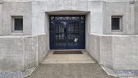 Pintu masuk menuju gedung utama Radio Kootwijk.