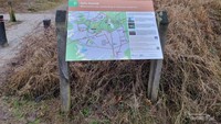Papan informasi tentang rute jalan jalan mengitari area Radio Kootwijk yang luas.