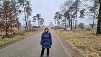 Berpose sejenak sebelum memasuki gerbang utama kawasan Pemancar.