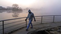 Pagi dingin dan berkabut dengan pendar cahaya di Danau Taudaha, Kathmandu, Nepal, Senin (31/1/2022). Tidak ada alasan untuk tertunduk lesu. Selalu ada cahaya memberi semangat bagi siapa saja yang mau berusaha. (AP Photo/Niranjan Shrestha)