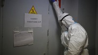 Seorang tenaga medis bersandar pada pintu ICU di sebuah rumah sakit di Krasnodar, Rusia, Kamis (27/1/2022). Pandemi membawa rasa lelah yang panjang. Menguji batas kesabaran. (AP Photo/Vitaliy Timkiv)