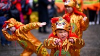 Orang dewasa hingga anak-anak mengambil bagian dalam perayaan ini.