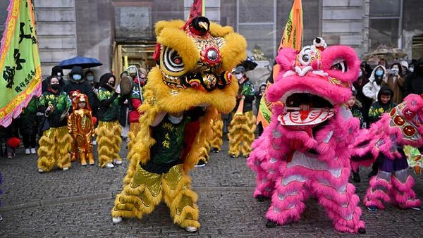 Komunitas Tionghoa menampilkan tarian naga jelang perayaan Imlek.