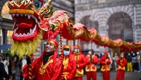 Anggota komunitas Tionghoa Skotlandia ambil bagian dalam Festival Tahun Baru Imlek Edinburgh, Skotlandia, Minggu (30/1/2022).