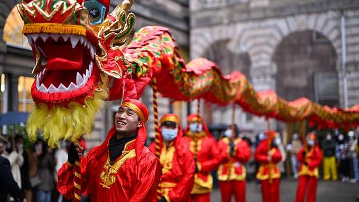Semarak Menyambut Imlek di Pecinan Skotlandia EDINBURGH, SCOTLAND - JANUARY 30: Members of the Scottish Chinese community take part in Edinburgh Chinese New Year Festival on January 30, 2022 in Edinburgh, Scotland. 2022 marks the Chinese Year of the Tiger, Chinese New Year in Edinburgh has become one of the largest celebrations of its kind in Scotland. (Photo by Jeff J Mitchell/Getty Images)