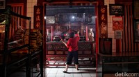 Untuk bangunan kelenteng didominasi nuansa merah dan warna cerah lainnya seperti biru, hijau, dan kuning. Selain itu, bangunan ini kaya akan ornamen hias, yaitu berupa patung naga dan hewan lainnya maupun lukisan dinding yang menyemarakkan suasana kelenteng.