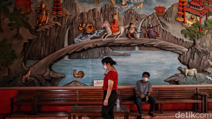 Jelang Imlek besok, Vihara Bahtera Bakti atau Kelenteng Da Bo Gon di kawasan Ancol, Jakarta Utara, mulai ramai didatangi umat Tionghoa.