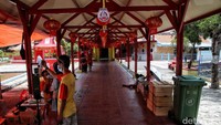Pantauan di lapangan, umat Tionghoa mulai ramai melakukan sembahyang untuk menyambut Imlek esok hari.