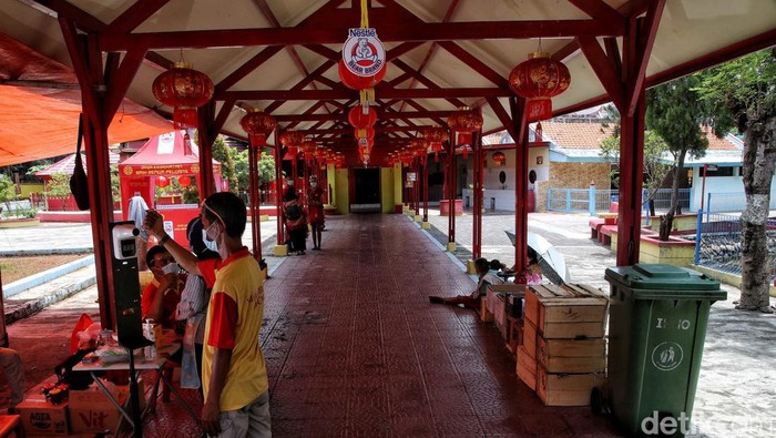 Jelang Imlek besok, Vihara Bahtera Bakti atau Kelenteng Da Bo Gon di kawasan Ancol, Jakarta Utara, mulai ramai didatangi umat Tionghoa.