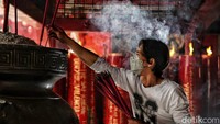 Protokol kesehatan yang dilakukan adalah mewajibkan umat memakai masker. Selain itu melakukan pengecekan suhu tubuh sebelum memasuki area kelenteng dan mencuci tangan sebelum ibadah maupun setelahnya.