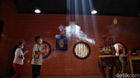 Saat masa pandemi ibadah Imlek akan dilakukan dari subuh hingga jam 19.00 WIB. Sebelum masa pandemi, ibadah Imlek di kelenteng ini dilakukan 24 jam. Jadi pagi siang  dan malam ada kegiatan sembahyang.