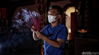 Umat Tionghoa memanjatkan doa saat sembahyang jelang Imlek di kawasan Vihara Bahtera Bakti atau Keleteng Da Bo Gong, Ancol, Jakarta Utara, Senin (31/1).