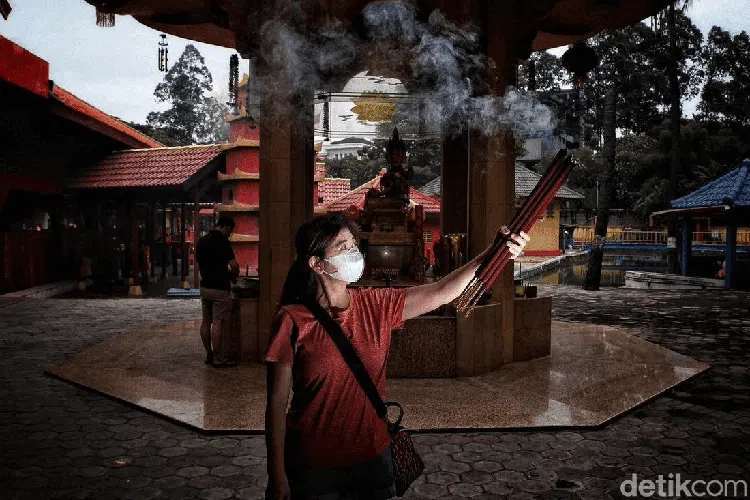 Sembahyang Jelang Imlek di Kelenteng Tertua Jakarta