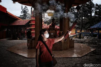 Sembahyang Jelang Imlek di Kelenteng Tertua Jakarta