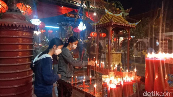 Sembahyang Malam Imlek di Klenteng Boen Tek Bio Tangerang.
