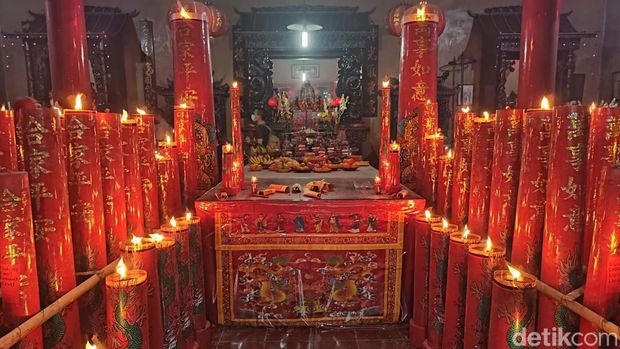 Sembahyang malam Imlek di Vihara Amurwa Bhumi Bogor (Rizky Adha Mahendra/detikcom)
