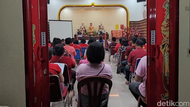 Sembahyang malam Imlek di Vihara Amurwa Bhumi Bogor (Rizky Adha Mahendra/detikcom)