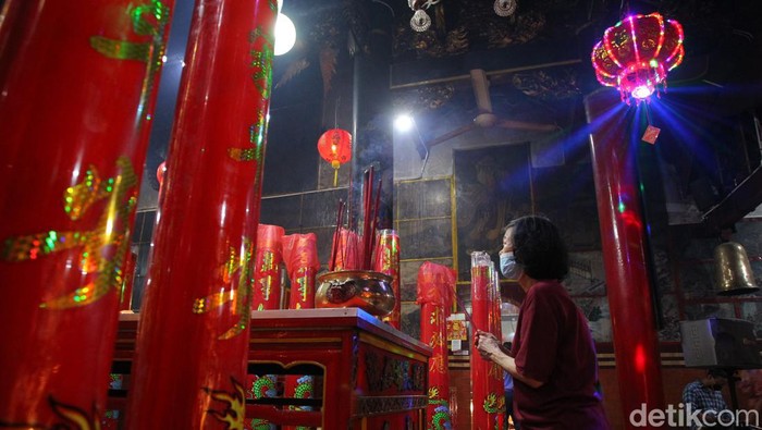 Malam pergantian tahun baru Imlek 2573 dilakukan dengan ibadah sembahyang di Kelenteng Fuk Ling Miao, Gondomonan, Yogyakarta.